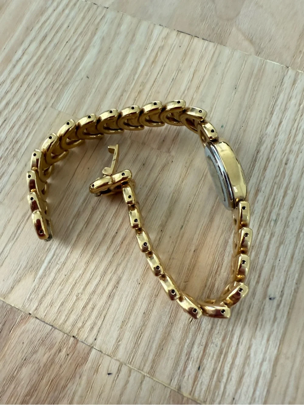 Wittnauer ladies oval gold tone dress watch NEW BATTERY